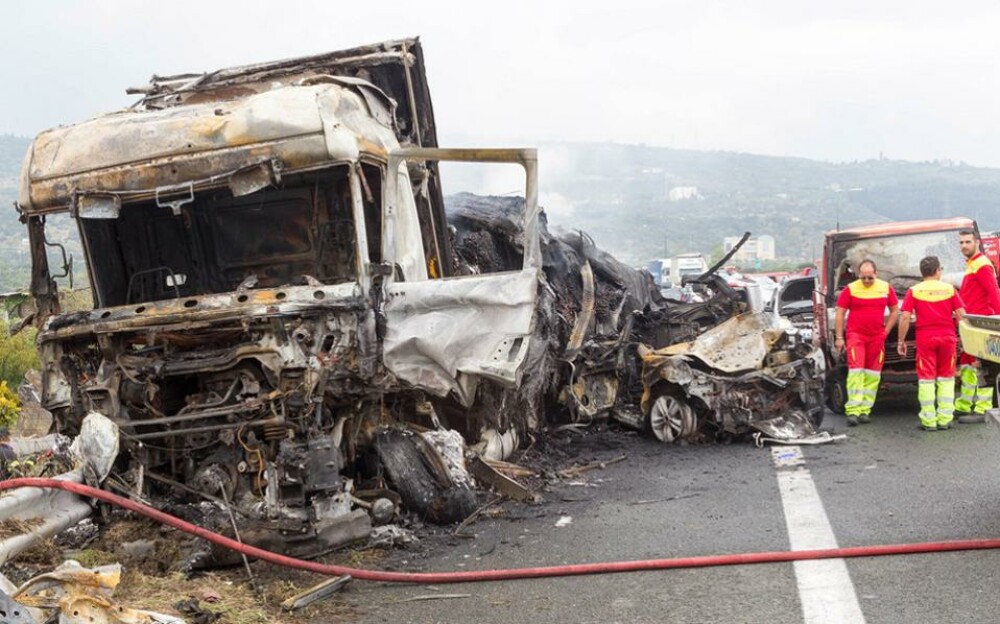 Presa: Soferul implicat in accidentul din Grecia, soldat cu cinci morti si 30 de raniti, acuzat de omor din culpa - Imaginea 7