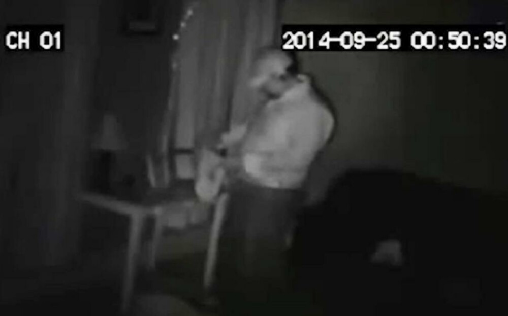 Spargator filmat de CAMERA de supraveghere dntr-o casa. Gestul cu care i-a ingrozit pe proprietari. VIDEO - Imaginea 2