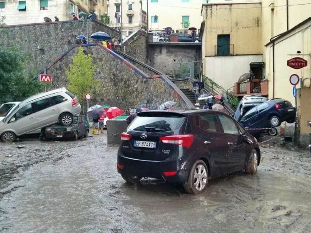 Inundatii catastrofale in orasul Genova. O persoana a murit, iar apartamentul unor romani a fost distrus. GALERIE FOTO - Imaginea 2