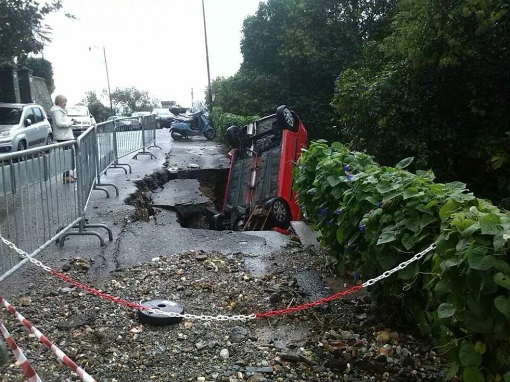 Inundatii catastrofale in orasul Genova. O persoana a murit, iar apartamentul unor romani a fost distrus. GALERIE FOTO - Imaginea 3