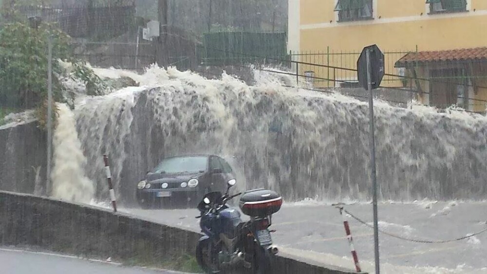Inundatii catastrofale in orasul Genova. O persoana a murit, iar apartamentul unor romani a fost distrus. GALERIE FOTO - Imaginea 4