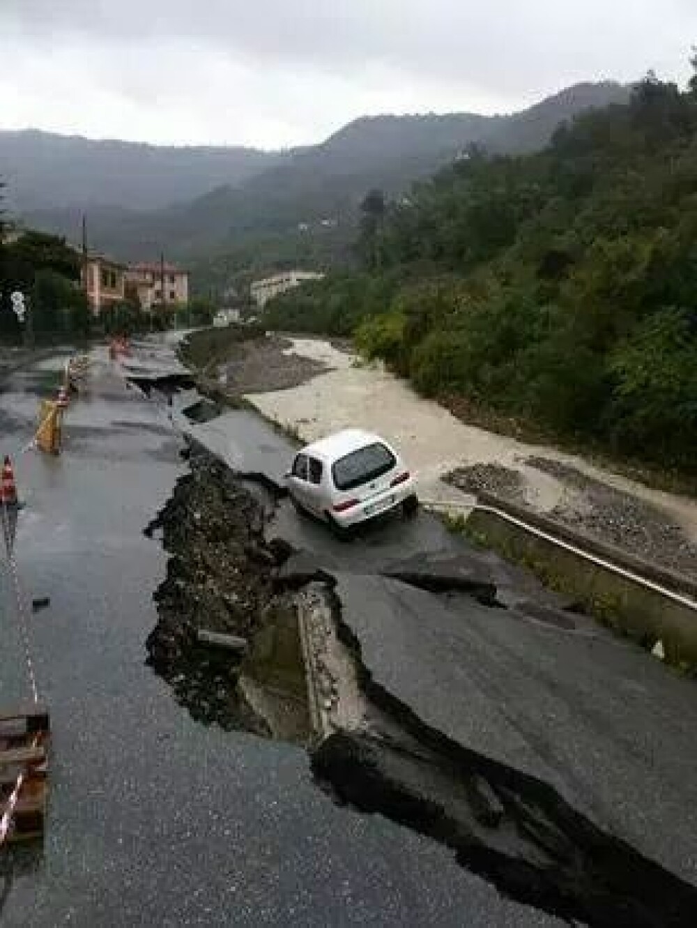Inundatii catastrofale in orasul Genova. O persoana a murit, iar apartamentul unor romani a fost distrus. GALERIE FOTO - Imaginea 5