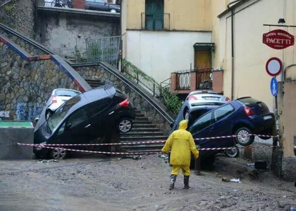 Inundatii catastrofale in orasul Genova. O persoana a murit, iar apartamentul unor romani a fost distrus. GALERIE FOTO - Imaginea 6