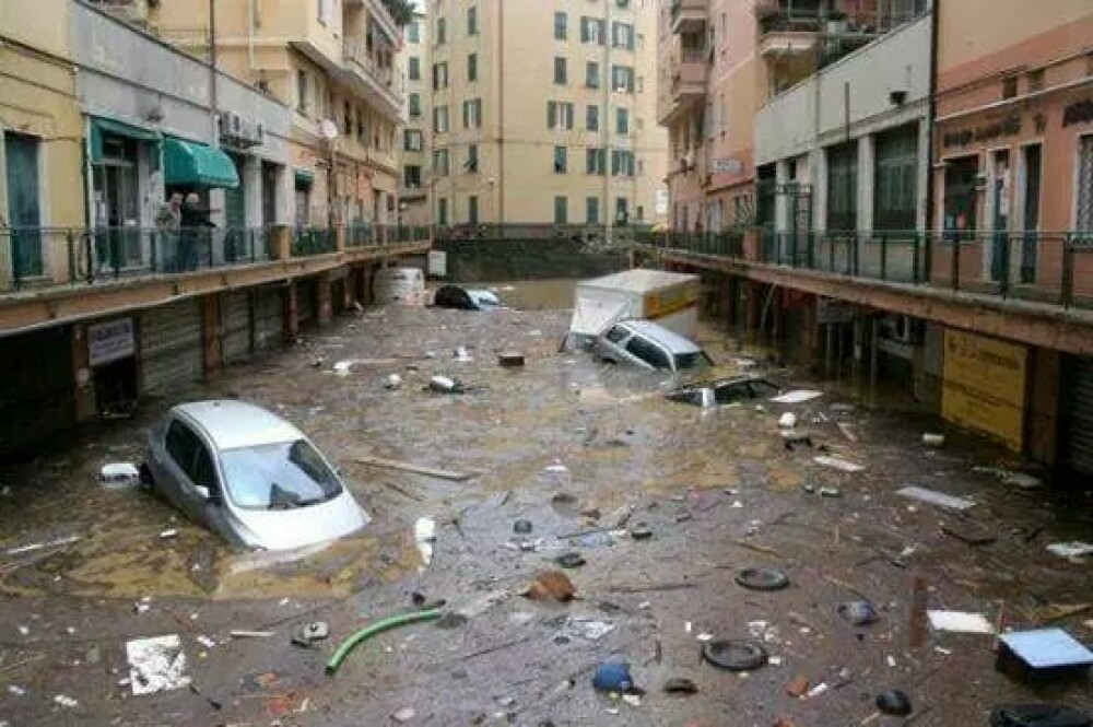 Inundatii catastrofale in orasul Genova. O persoana a murit, iar apartamentul unor romani a fost distrus. GALERIE FOTO - Imaginea 7