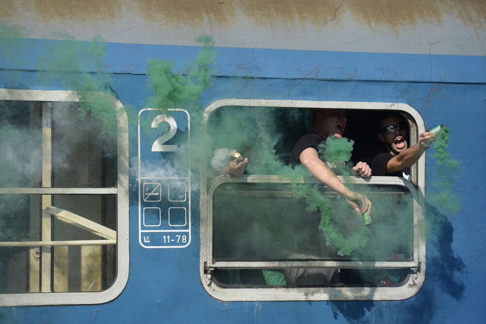 ROMANIA - UNGARIA. GALERIE FOTO cu momentul in care suporterii unguri au ajuns in Gara Baneasa cu fumigene si petarde - Imaginea 6