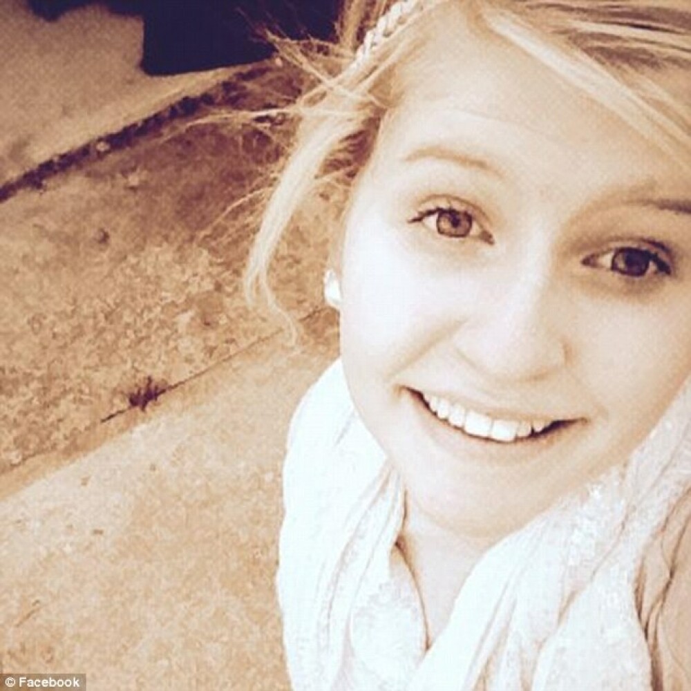 O adolescenta de 16 ani a murit de inima in timp ce vizita o casa bantuita. 