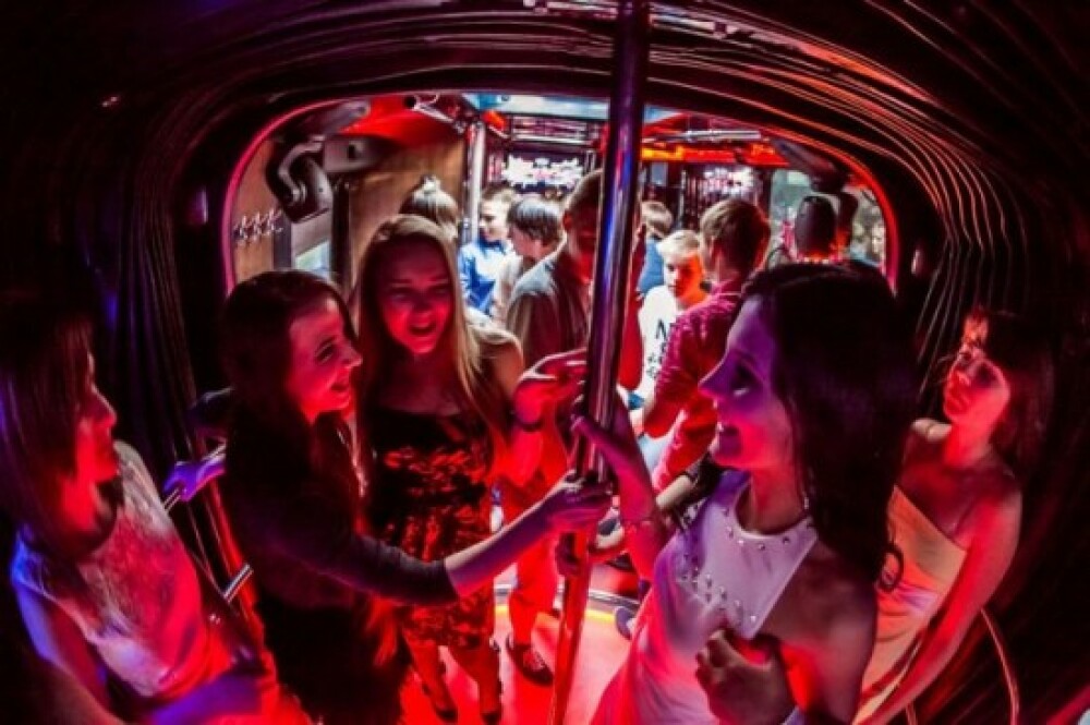 Cum a devenit autobuzul din imagine cel mai tare loc de petreceri pe roti din Rusia. GALERIE FOTO - Imaginea 6