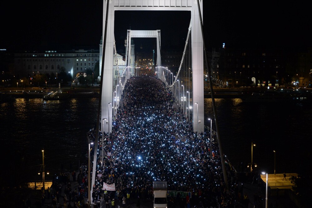 Imaginile unui protest cu zeci de mii de persoane la Budapesta. 