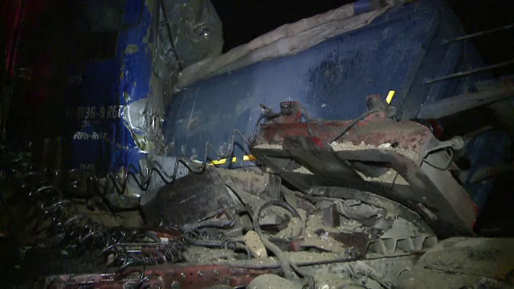 Basculanta lovita in plin de un tren de calatori, in Arad. Patru oameni au fost raniti grav dupa impact - Imaginea 3