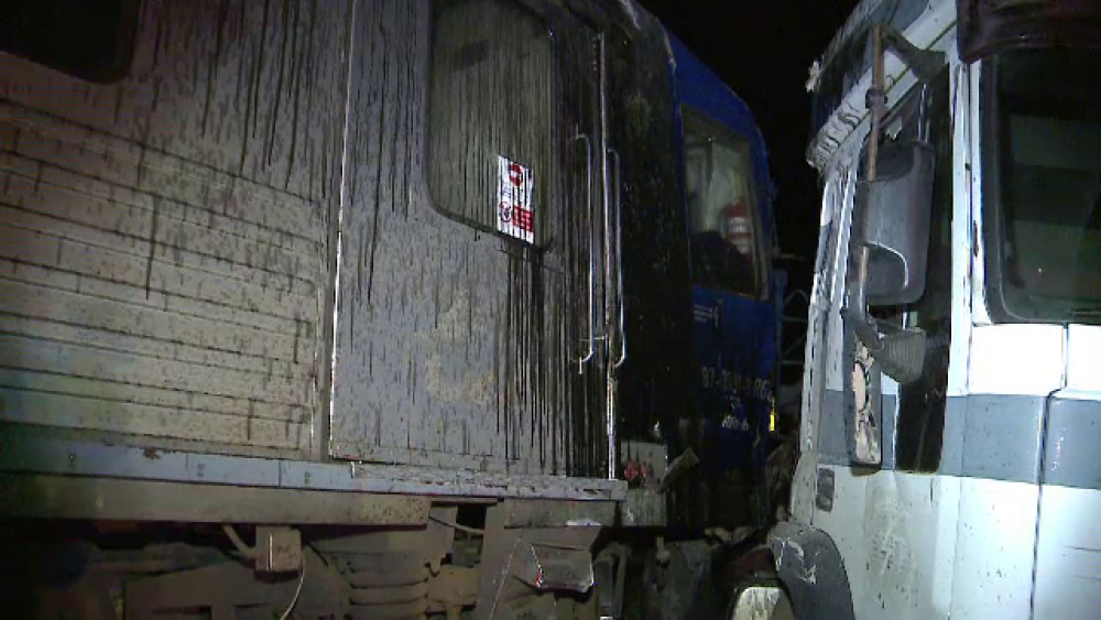 Basculanta lovita in plin de un tren de calatori, in Arad. Patru oameni au fost raniti grav dupa impact - Imaginea 4