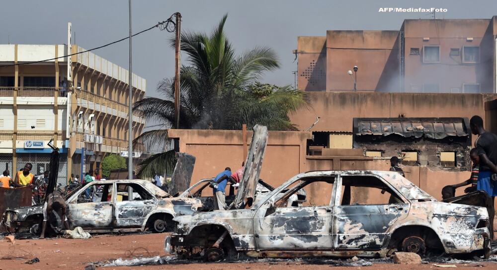 Protestele din Burkina Faso, in IMAGINI. Populatia furioasa a incendiat sediile Parlamentului si Guvernului - Imaginea 1