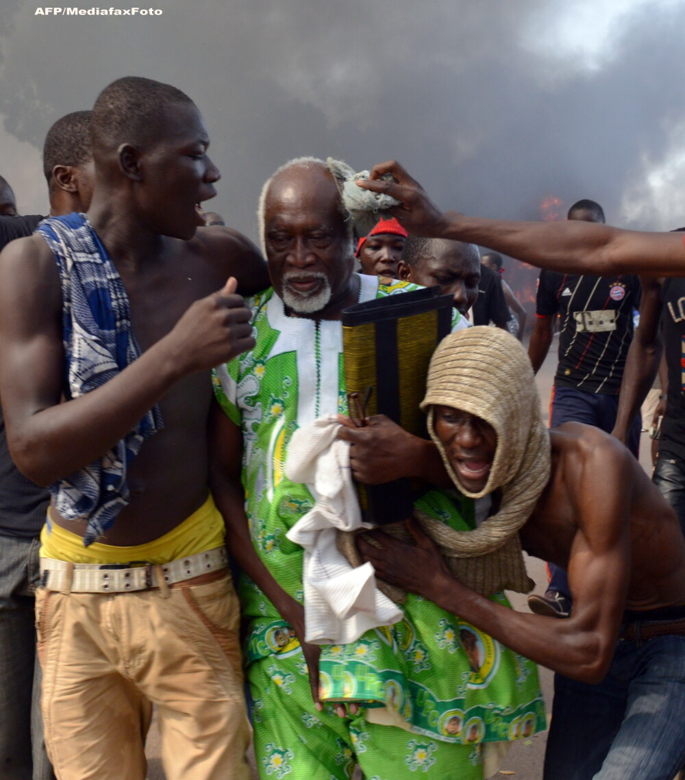 Protestele din Burkina Faso, in IMAGINI. Populatia furioasa a incendiat sediile Parlamentului si Guvernului - Imaginea 2