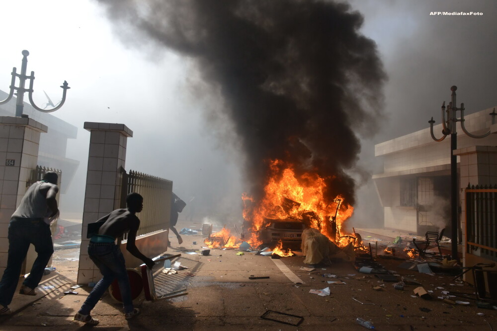 Protestele din Burkina Faso, in IMAGINI. Populatia furioasa a incendiat sediile Parlamentului si Guvernului - Imaginea 3