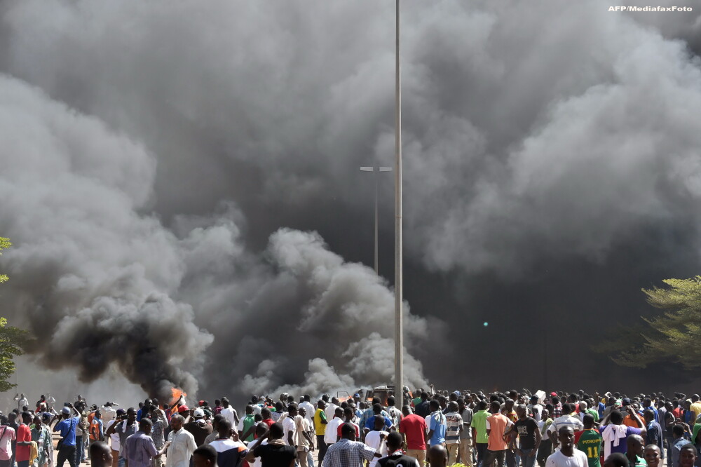 Protestele din Burkina Faso, in IMAGINI. Populatia furioasa a incendiat sediile Parlamentului si Guvernului - Imaginea 4