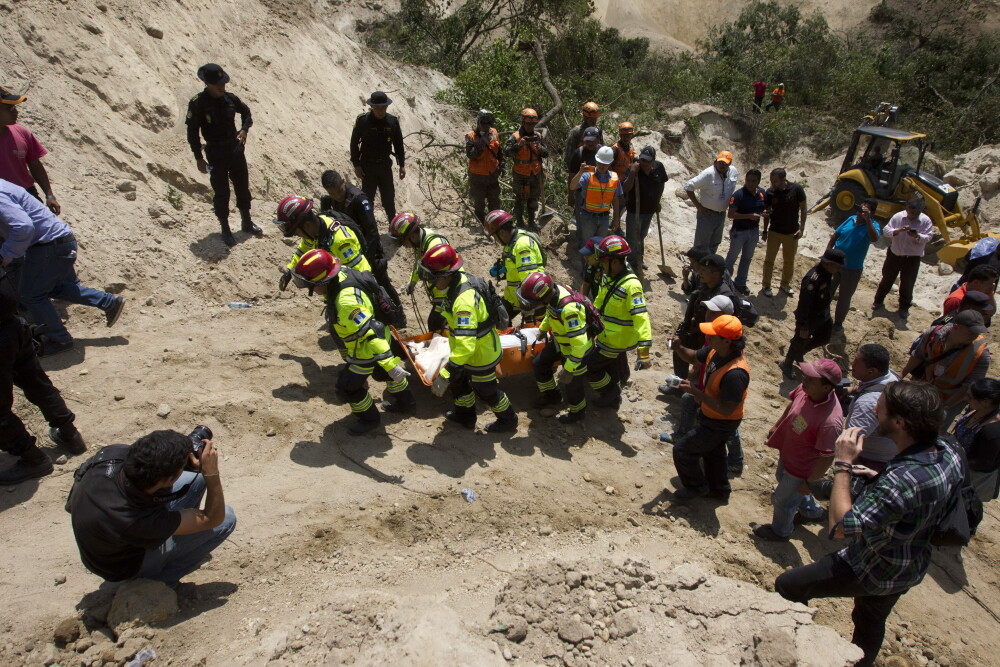 Dezastru natural in Guatemala: 600 de oameni au disparut dupa alunecari de teren. Numarul victimelor creste constant. FOTO - Imaginea 5