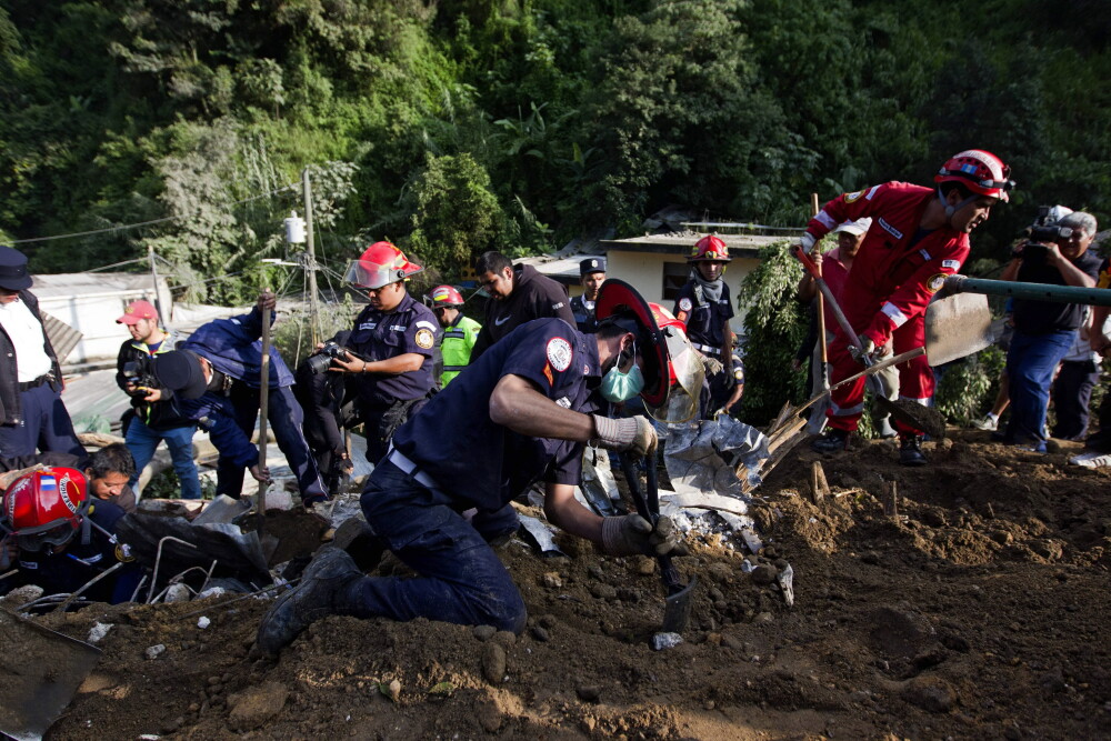Dezastru natural in Guatemala: 600 de oameni au disparut dupa alunecari de teren. Numarul victimelor creste constant. FOTO - Imaginea 4