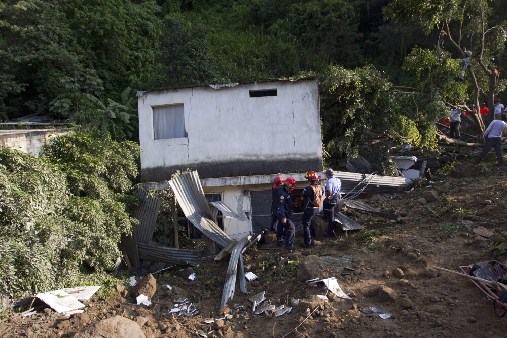 Dezastru natural in Guatemala: 600 de oameni au disparut dupa alunecari de teren. Numarul victimelor creste constant. FOTO - Imaginea 2