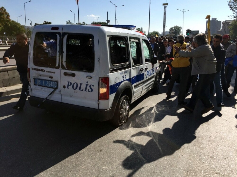 Cel putin 95 de morti si sute de raniti dupa atacurile cu bomba din Ankara. Opozitia turca: 