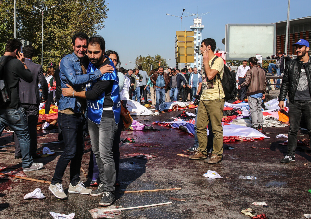 Doliu national in Turcia, dupa atacul cu bomba de la Ankara ce a facut 128 de morti. 