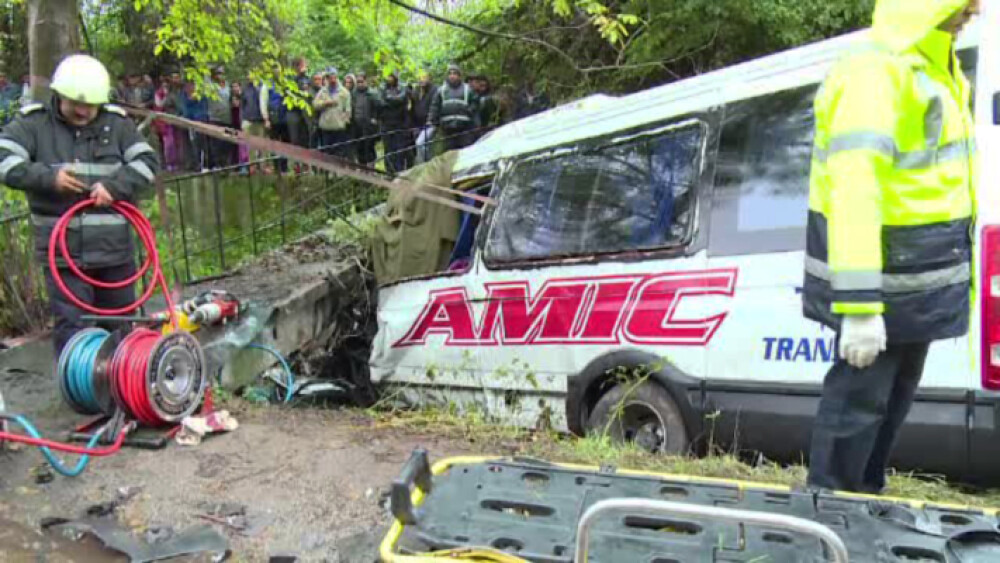 Accident cu 3 morti si mai multi raniti grav, in Arges. Un autoturism a lovit un microbuz incercand sa-l depaseasca - Imaginea 1