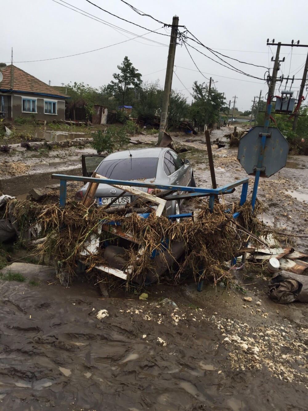 Inundatii puternice in Constanta. Circulatia intre Navodari si Corbu, inchisa dupa ce zeci de masini au fost luate de ape - Imaginea 2