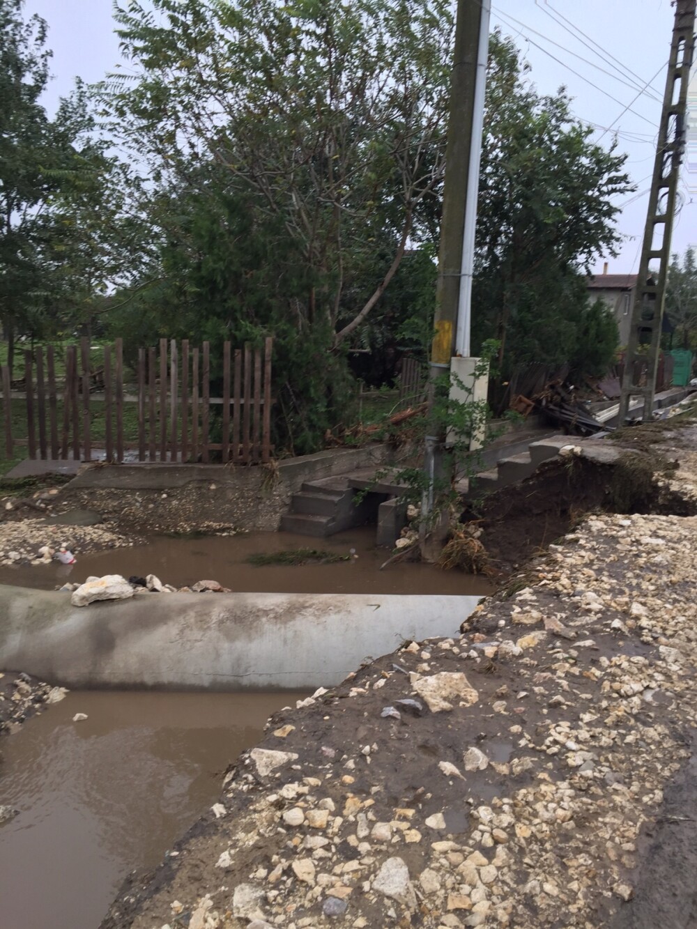 Inundatii puternice in Constanta. Circulatia intre Navodari si Corbu, inchisa dupa ce zeci de masini au fost luate de ape - Imaginea 4