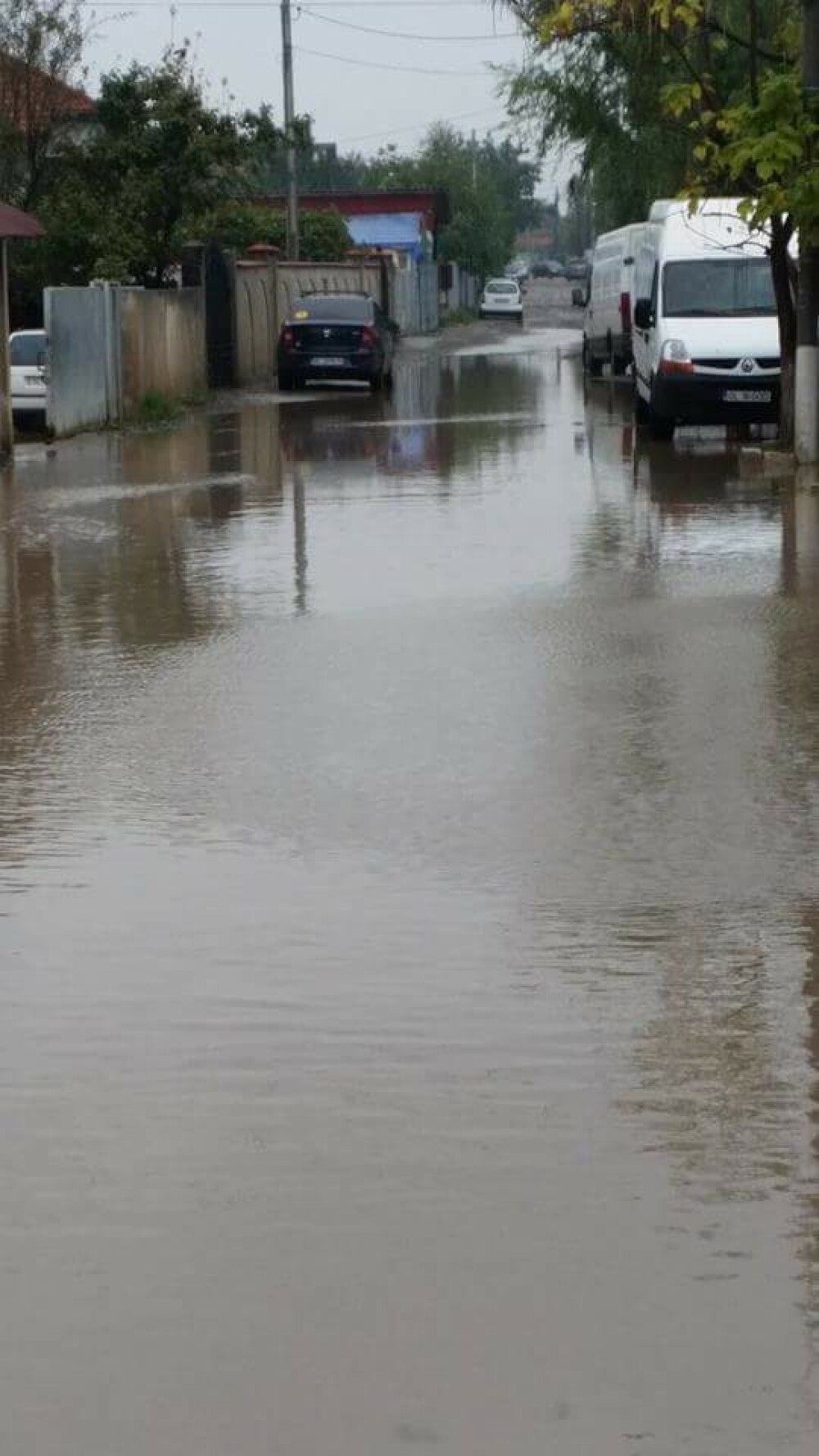 Cum arata o strada din Galati in momentul cand ploua. Localnicii, nevoiti sa mearga printr-un 