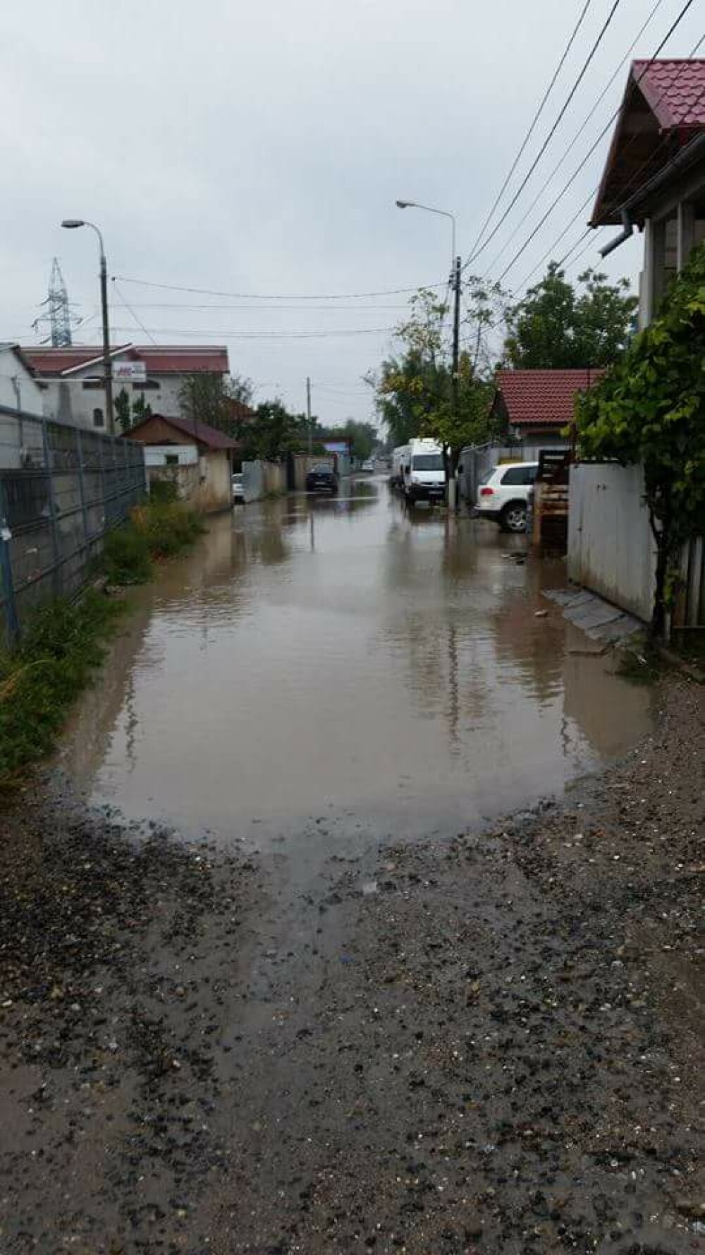 Cum arata o strada din Galati in momentul cand ploua. Localnicii, nevoiti sa mearga printr-un 