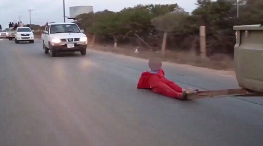 Noua metoda prin care ISIS executa prizonieri. Un barbat este tarat de un vehicul, pe o strada aglomerata. VIDEO - Imaginea 1
