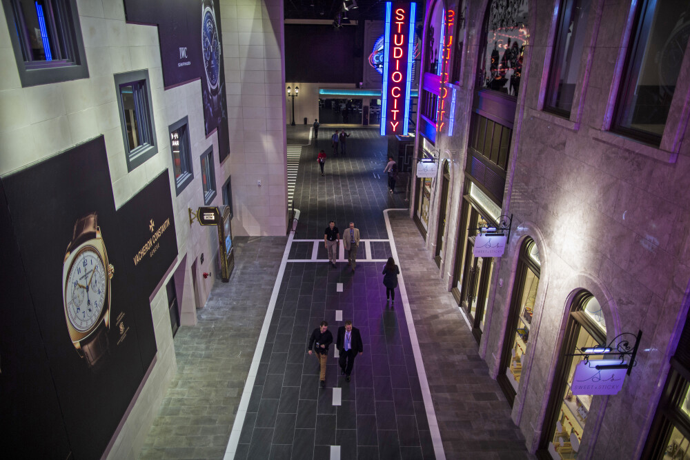 FOTO. Cazinoul de 3,2 miliarde USD inaugurat in China. DeNiro, DiCaprio si Brad Pitt il promoveaza intr-un film de 15 minute - Imaginea 6