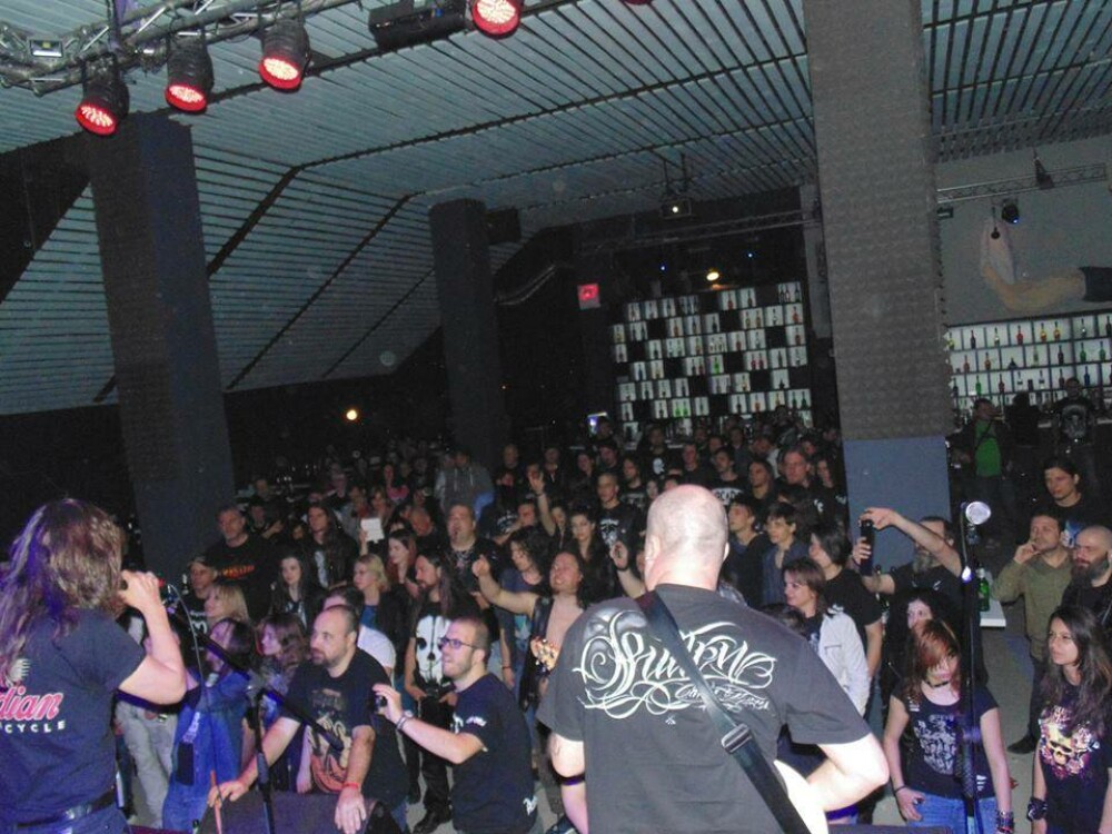 Incendiul din Colectiv, 10 ani. Imagini greu de privit, cele mai dureroase momente. Tragedia care a scos România în stradă - Imaginea 33