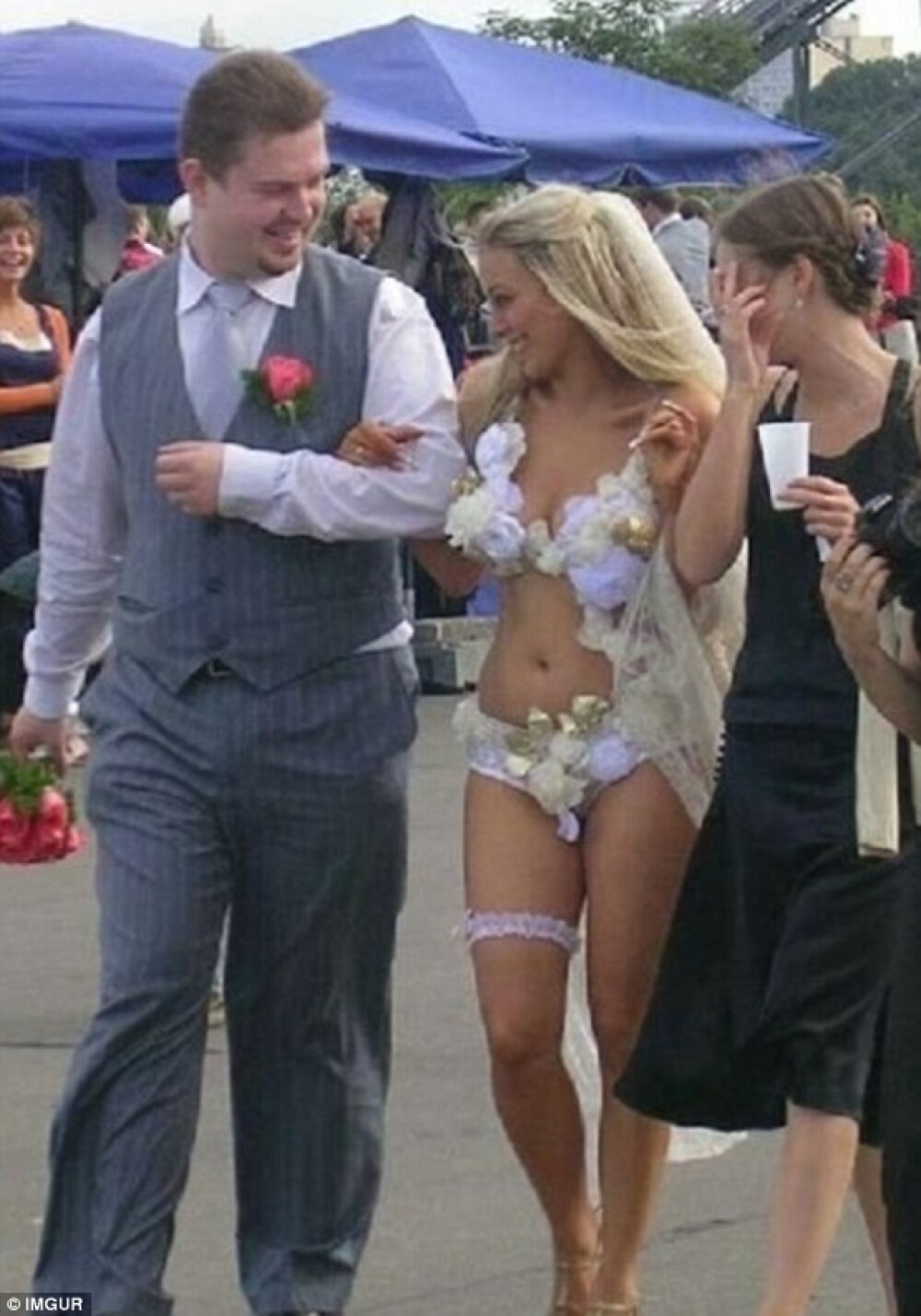 Miresele imposibil de uitat de catre invitatii de la nunta, dar si de intregul internet. Cum arata rochiile. FOTO - Imaginea 4