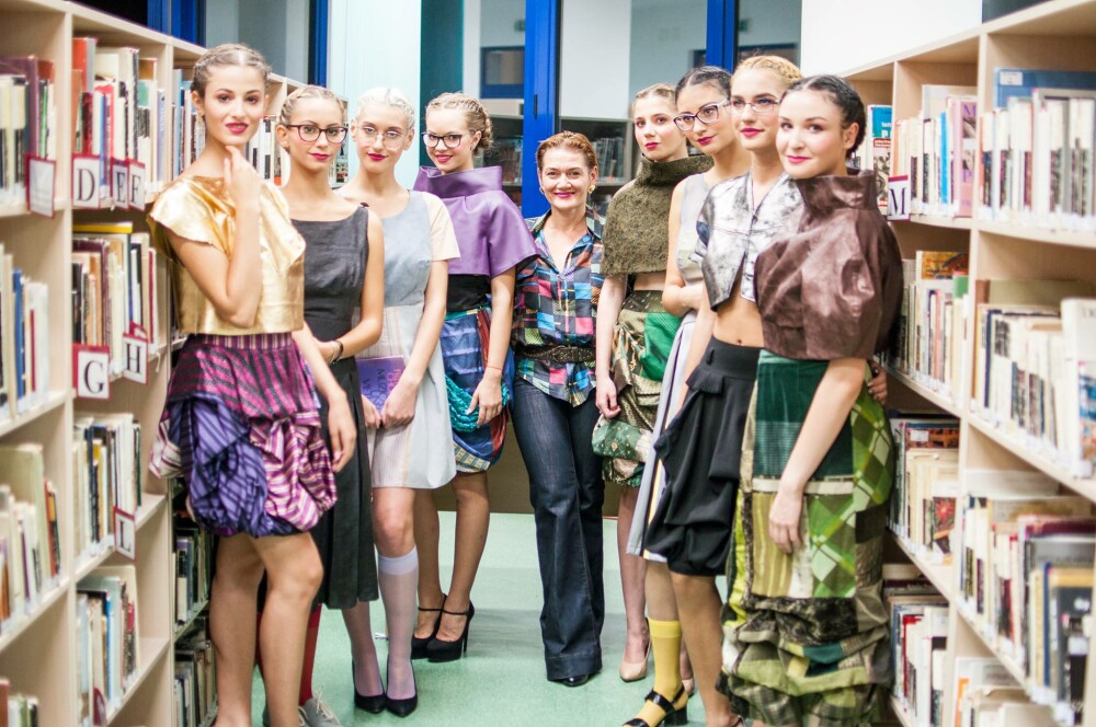Prezentare de moda la Biblioteca “Octavian Goga” din Cluj. Designerul clujean Calina Langa a lansat o noua colectie de haine - Imaginea 1