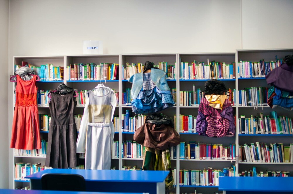 Prezentare de moda la Biblioteca “Octavian Goga” din Cluj. Designerul clujean Calina Langa a lansat o noua colectie de haine - Imaginea 3
