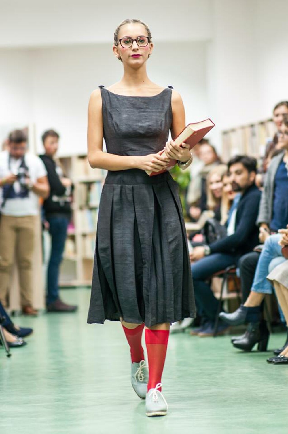 Prezentare de moda la Biblioteca “Octavian Goga” din Cluj. Designerul clujean Calina Langa a lansat o noua colectie de haine - Imaginea 4