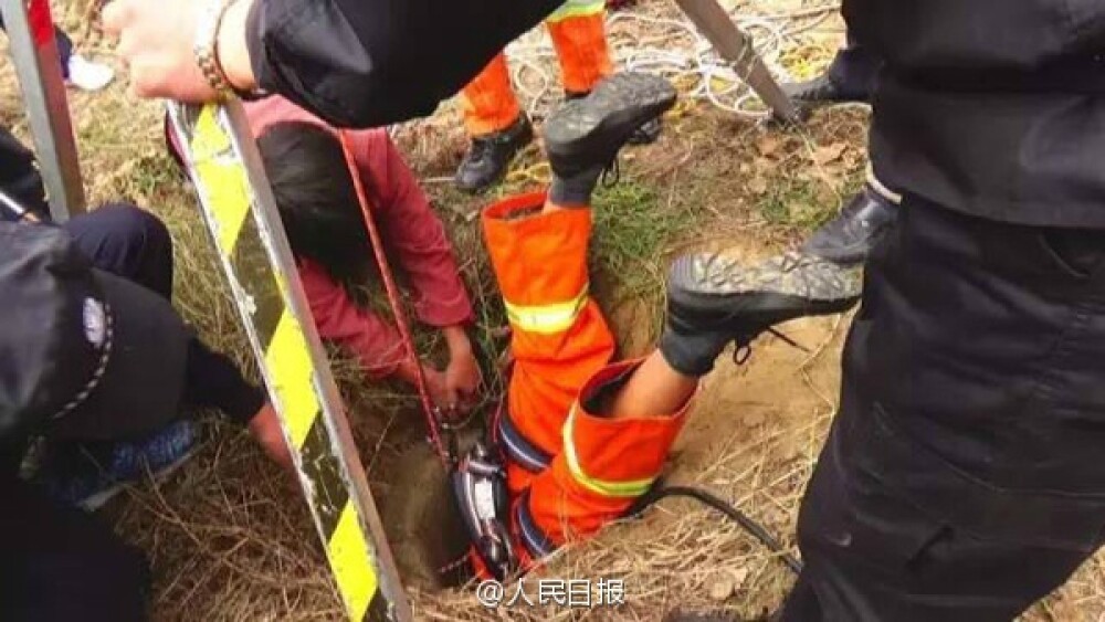 Operatiune dramatica de salvare in China. Un pompier s-a bagat cu capul in jos intr-un put pentru a scoate un copil - Imaginea 1