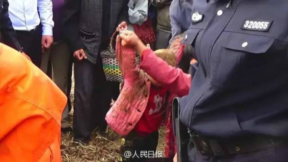 Operatiune dramatica de salvare in China. Un pompier s-a bagat cu capul in jos intr-un put pentru a scoate un copil - Imaginea 3