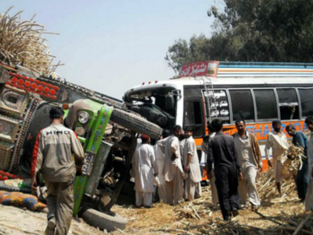 Cel putin 30 de oameni au murit si 45 au fost raniti in urma impactului dintre doua autobuze, in Pakistan - Imaginea 2