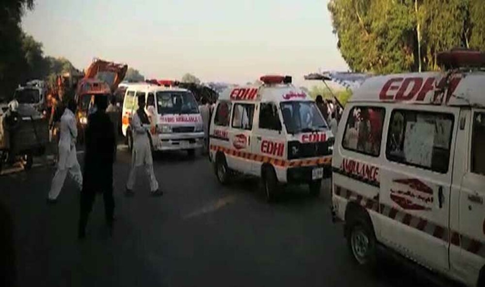 Cel putin 30 de oameni au murit si 45 au fost raniti in urma impactului dintre doua autobuze, in Pakistan - Imaginea 4