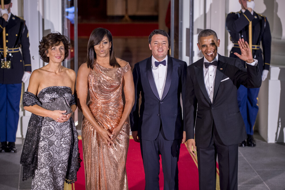 Michelle Obama a facut senzatie cu o rochie Versace la ultimul dineu de stat de la Casa Alba. GALERIE FOTO - Imaginea 2
