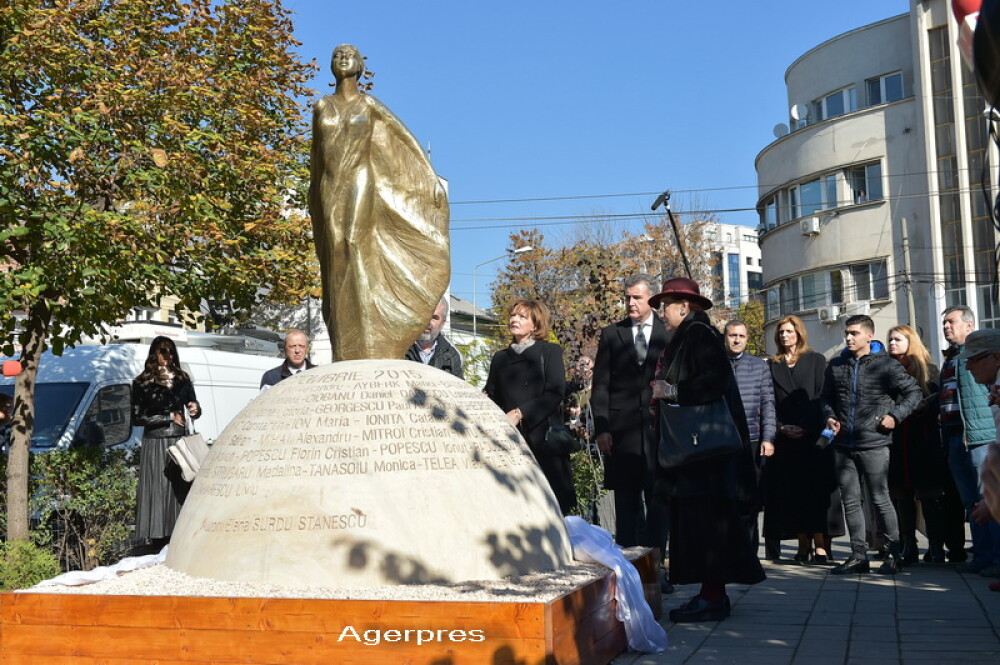 Victimele din Colectiv, comemorate printr-un mars al tacerii. Aproape 5.000 de oameni au ajuns la locul tragediei. FOTO - Imaginea 6