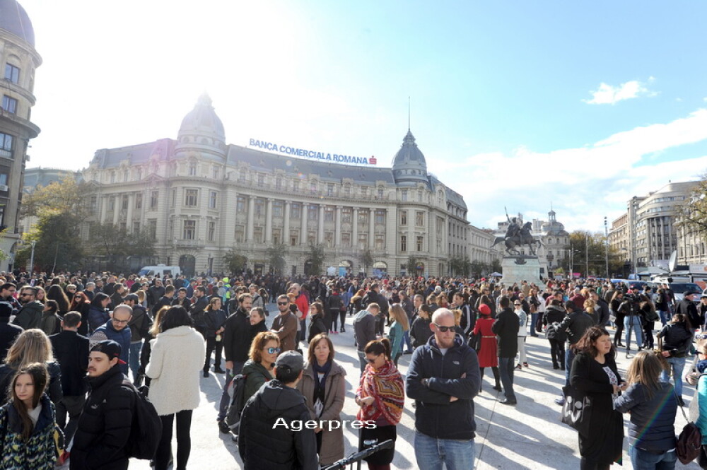 Victimele din Colectiv, comemorate printr-un mars al tacerii. Aproape 5.000 de oameni au ajuns la locul tragediei. FOTO - Imaginea 7