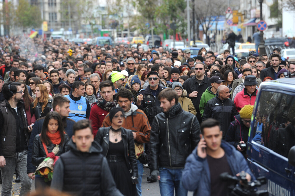 Victimele din Colectiv, comemorate printr-un mars al tacerii. Aproape 5.000 de oameni au ajuns la locul tragediei. FOTO - Imaginea 8