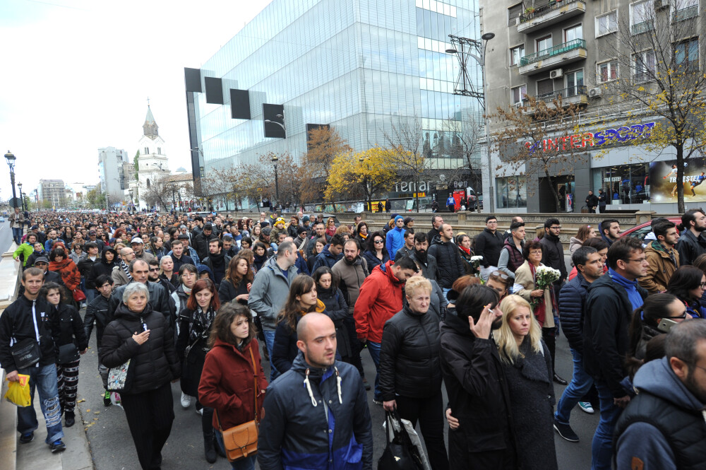 Victimele din Colectiv, comemorate printr-un mars al tacerii. Aproape 5.000 de oameni au ajuns la locul tragediei. FOTO - Imaginea 9