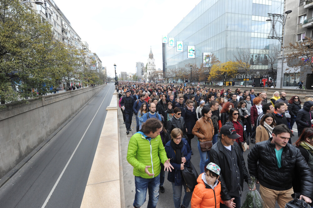 Victimele din Colectiv, comemorate printr-un mars al tacerii. Aproape 5.000 de oameni au ajuns la locul tragediei. FOTO - Imaginea 10