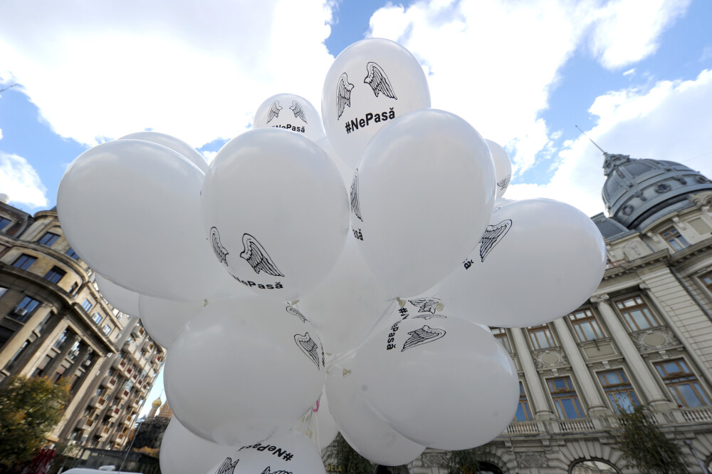 Victimele din Colectiv, comemorate printr-un mars al tacerii. Aproape 5.000 de oameni au ajuns la locul tragediei. FOTO - Imaginea 12