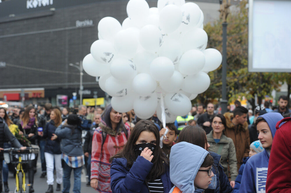 Victimele din Colectiv, comemorate printr-un mars al tacerii. Aproape 5.000 de oameni au ajuns la locul tragediei. FOTO - Imaginea 13