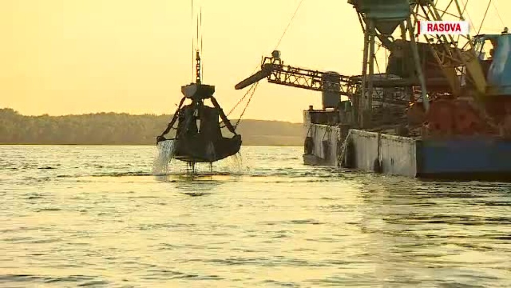 navă care draghează pe Dunăre