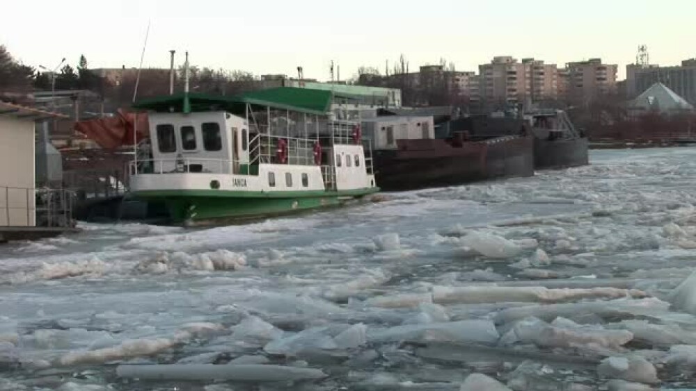 Remorcherul Perseus spărgând gheaţa iarna