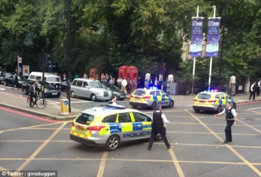 11 persoane rănite în Londra, după ce o mașină a intrat pe trotuar - Imaginea 2